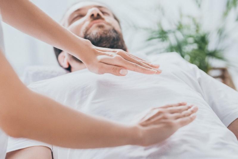 Comprendre le Reiki, le magnétisme et leurs bienfaits pour le bien-être émotionnel et physique.